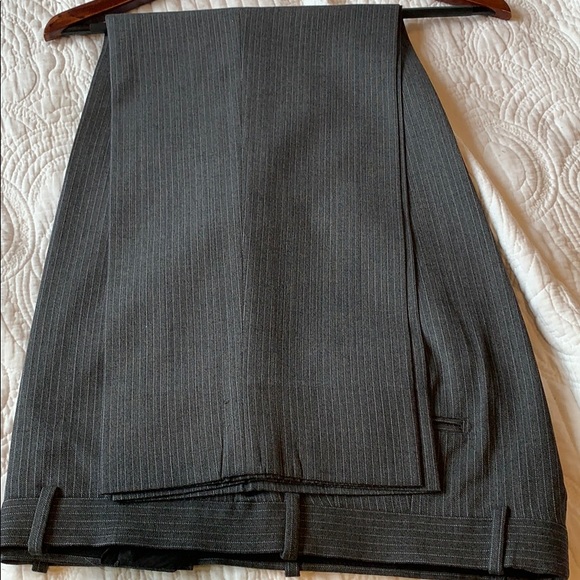 Gray pinstripe suit - Picture 4 of 5